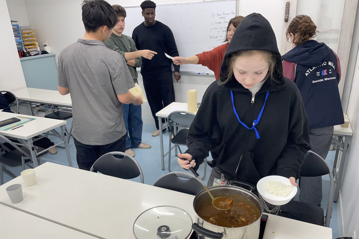 Curry-making at a Japanese language school
