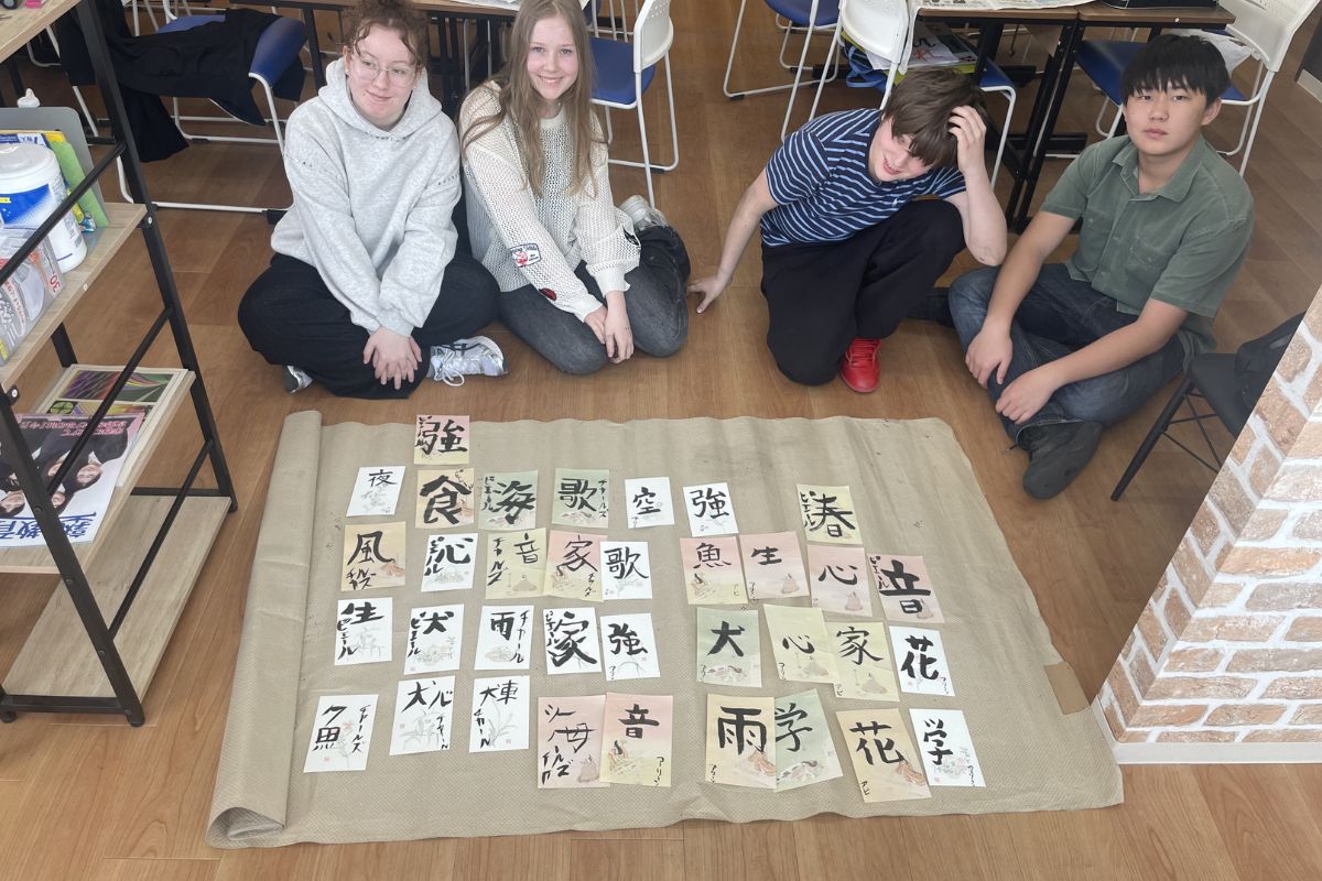 Taking a commemorative photo with the kanji they wrote